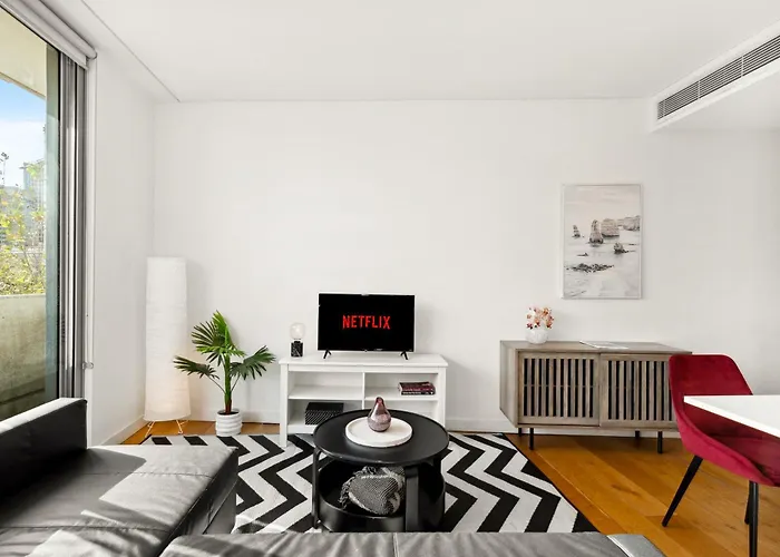 Central, Modern 1 Bedroom With Air-Con & Balcony
