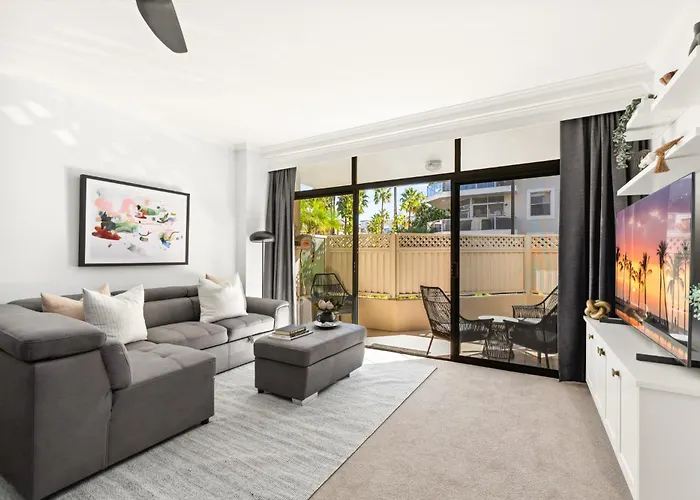 Modern 2-Bed With Pools, Gym, Tennis Court & Sauna