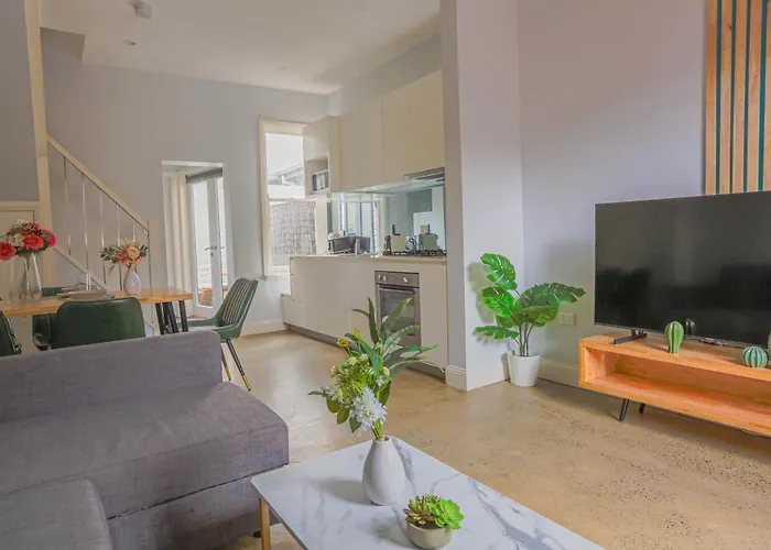 Charming 2 Bedroom House Woolloomooloo