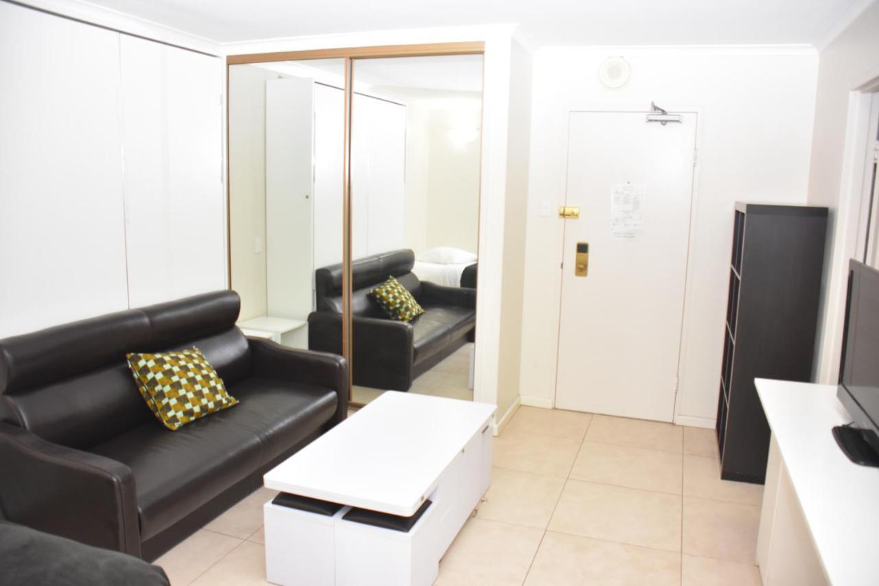- Hyde Park Plaza 38 College St * Sydney