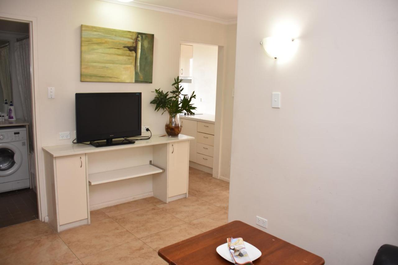 - Hyde Park Plaza 38 College St