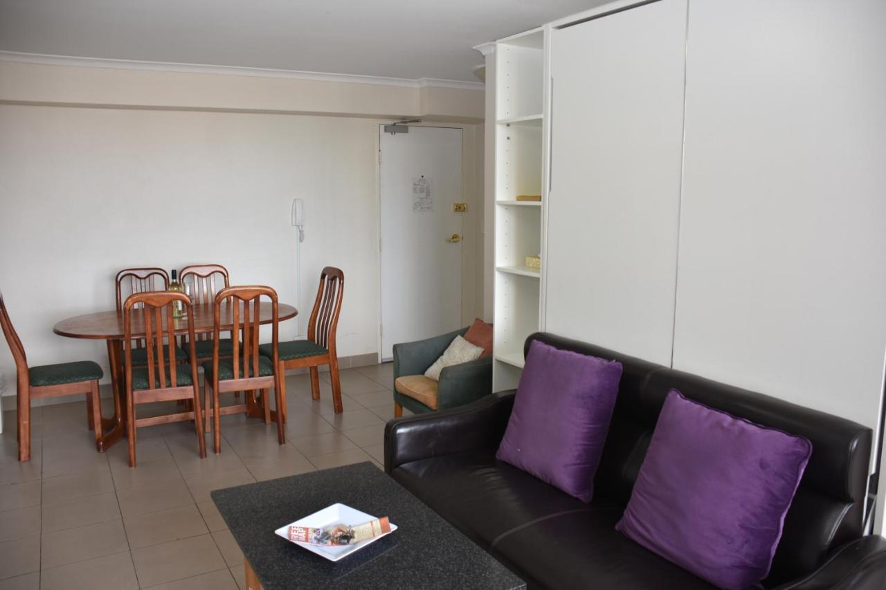 - Hyde Park Plaza 38 College St * Sydney