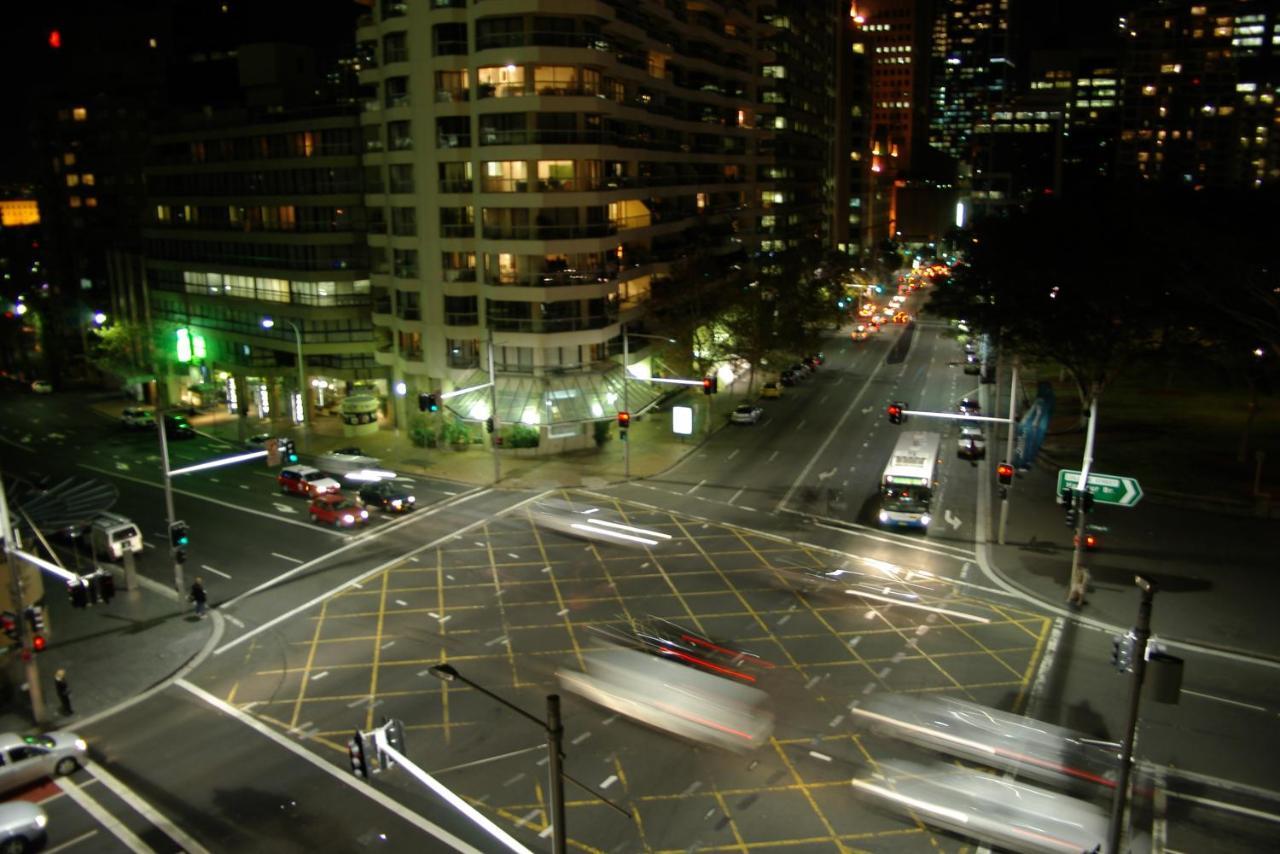 - Hyde Park Plaza 38 College St * Sydney