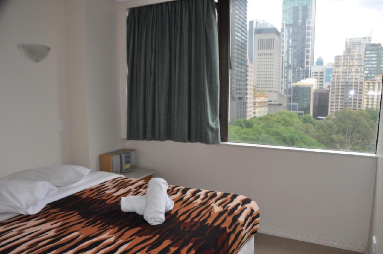 - Hyde Park Plaza 38 College St * Sydney