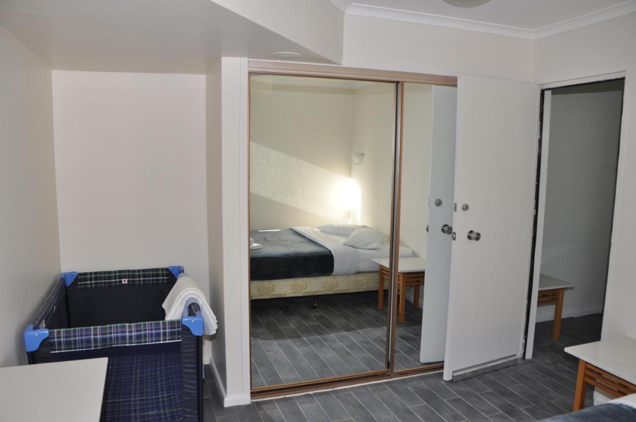 - Hyde Park Plaza 38 College St Sydney