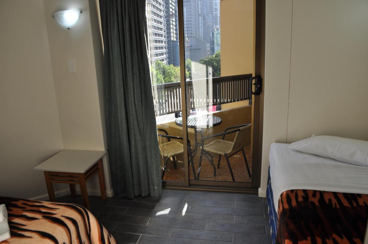 - Hyde Park Plaza 38 College St * Sydney