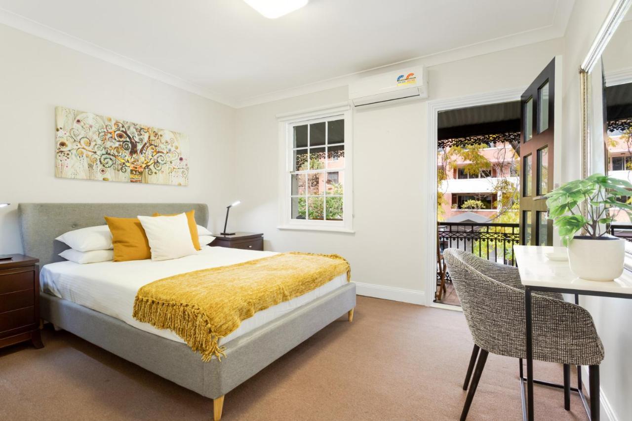 Beautiful 2-bed Terrace House With Outdoor Areas Holiday home Sydney