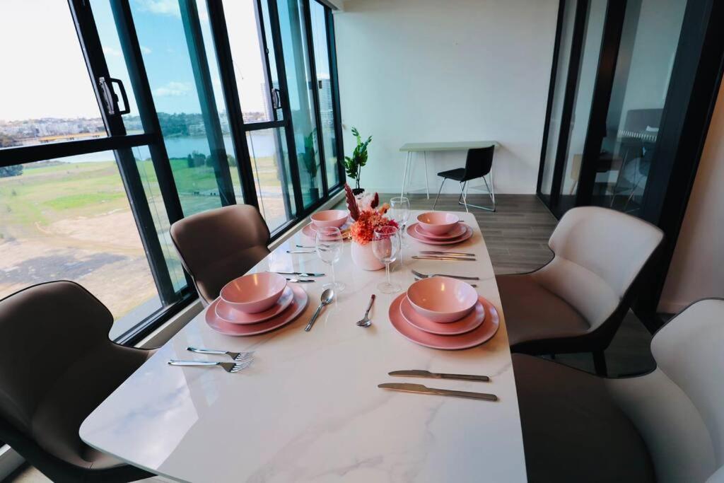 Lovely Waterview 1 Bedroom +study+free Parking Apartment