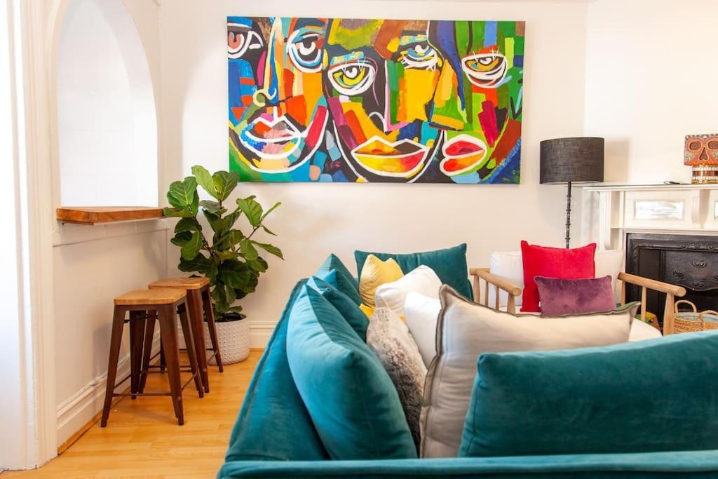 Colourful Bondi Living Apartment *
