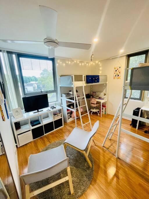 Gem Family - Olympic Park, Newington Apartment
