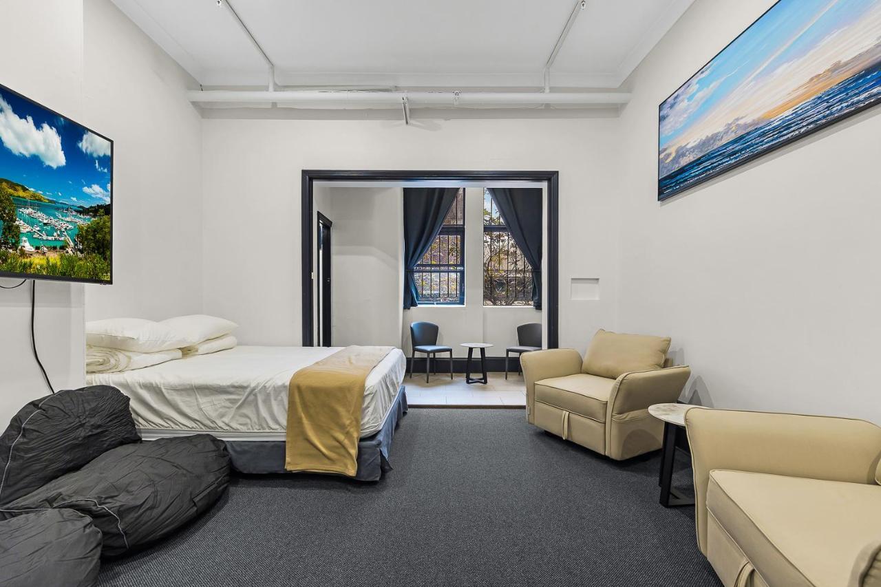 London Plane Backpackers *