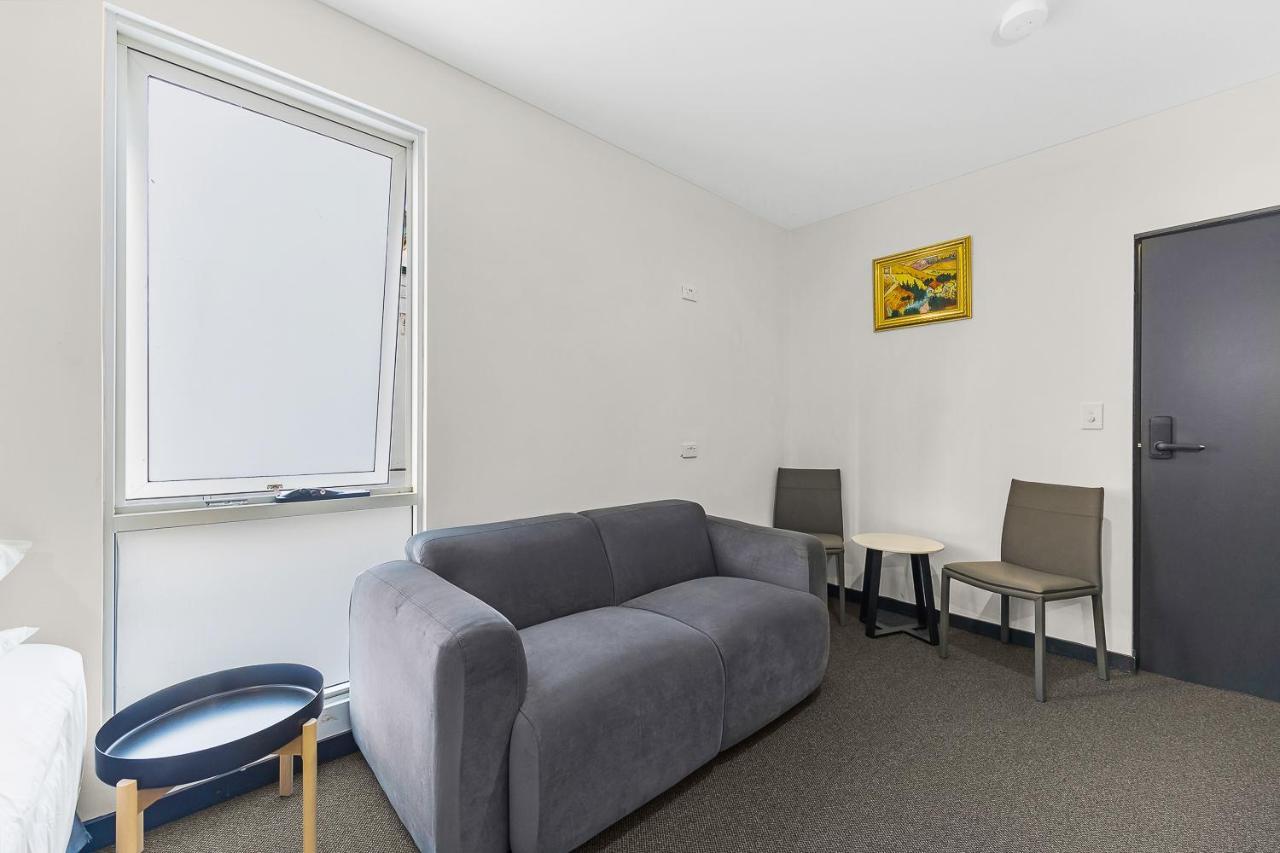 London Plane Backpackers Hostel *