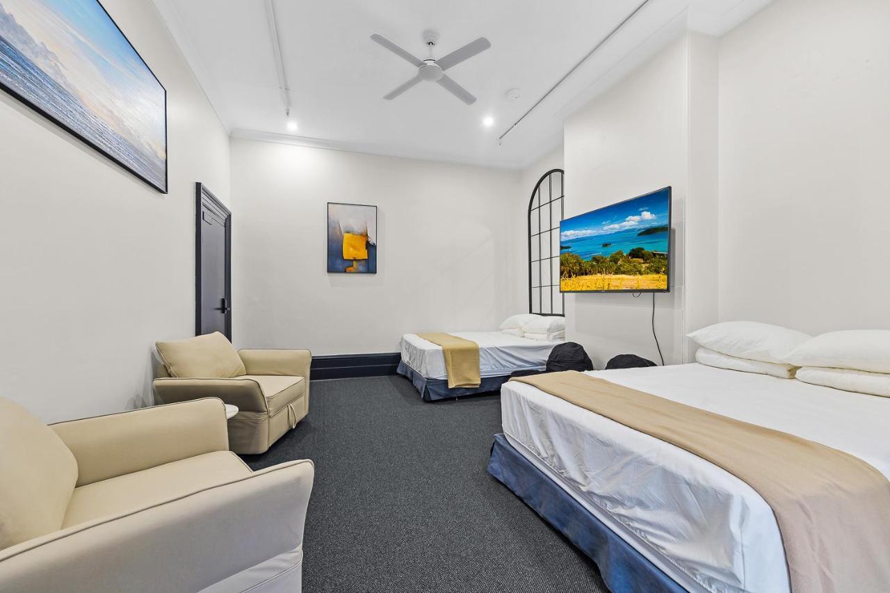 London Plane Backpackers Hostel *