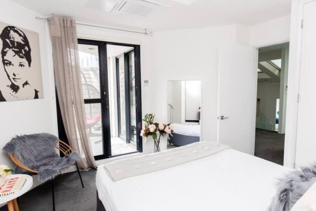 Holiday home Harbourfront Oasis With Pool, Steps To Vivid And Iconic Views *