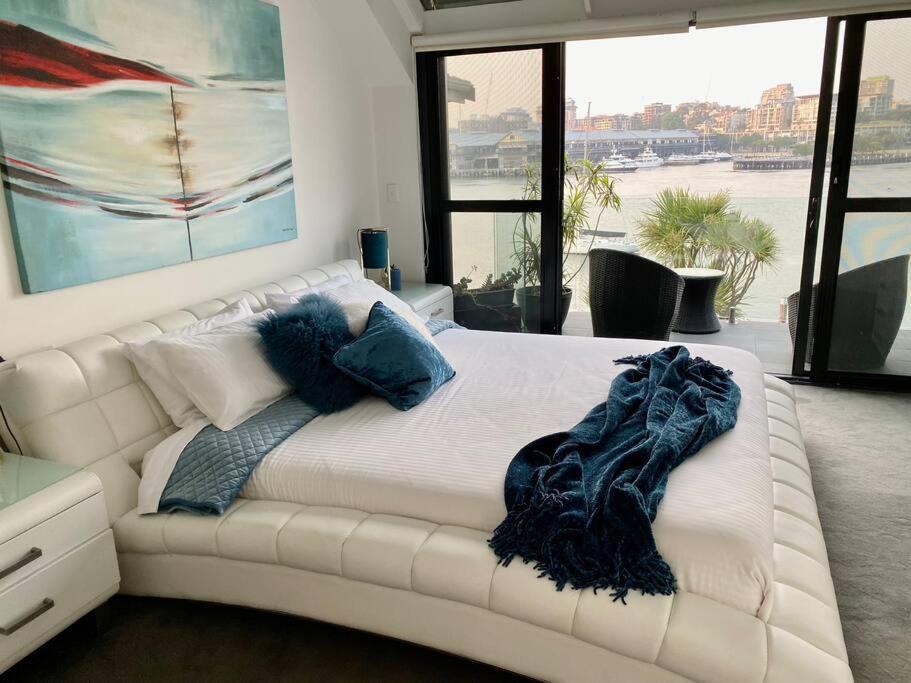 Holiday home Harbourfront Oasis With Pool, Steps To Vivid And Iconic Views