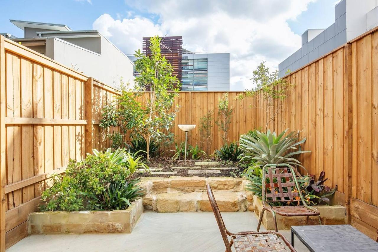 'the Fern' Split-level Oasis With Lush Courtyard Apartment