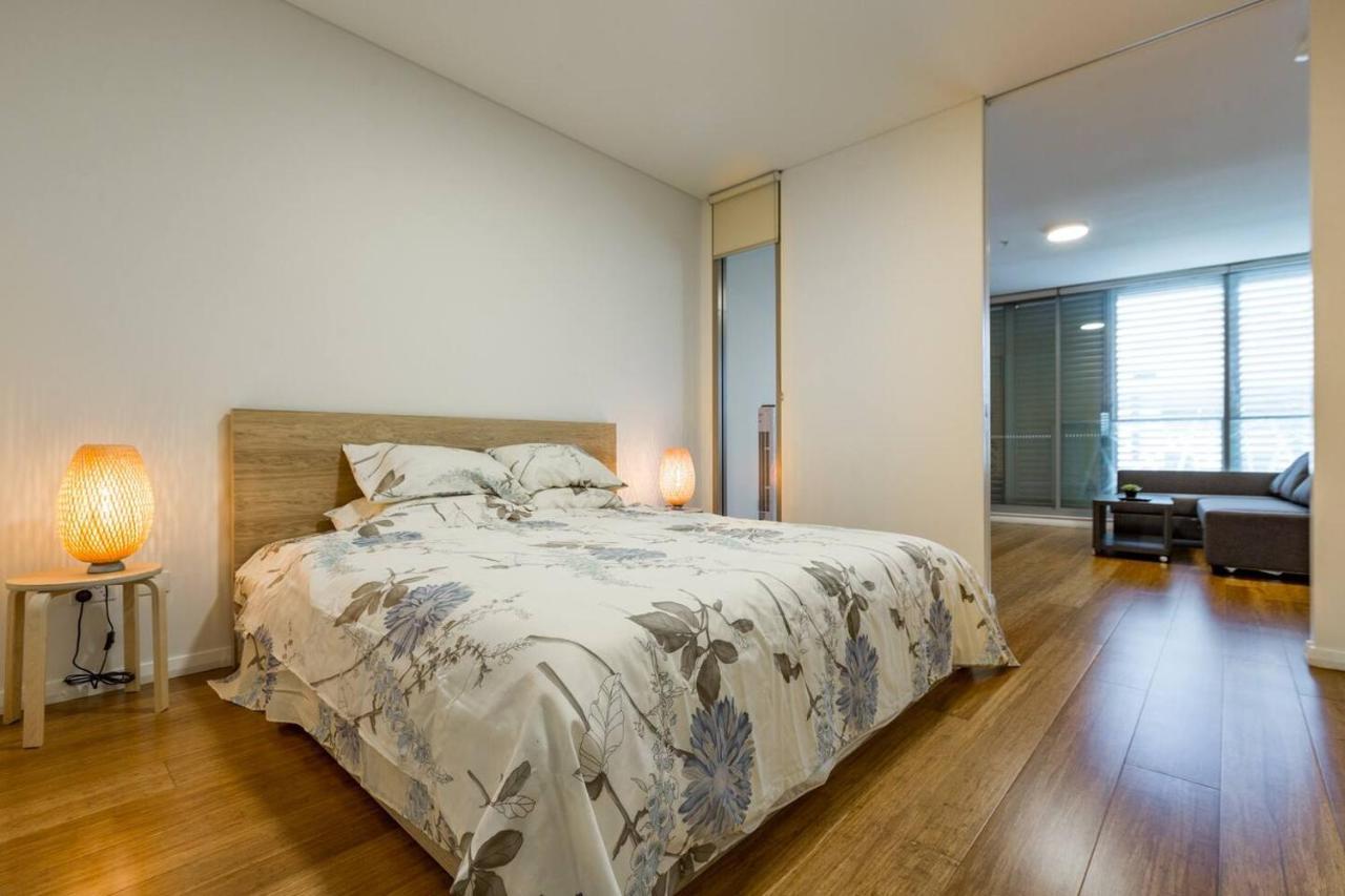 Sleek Chinatown Pad In The Heart Of The Cbd *
