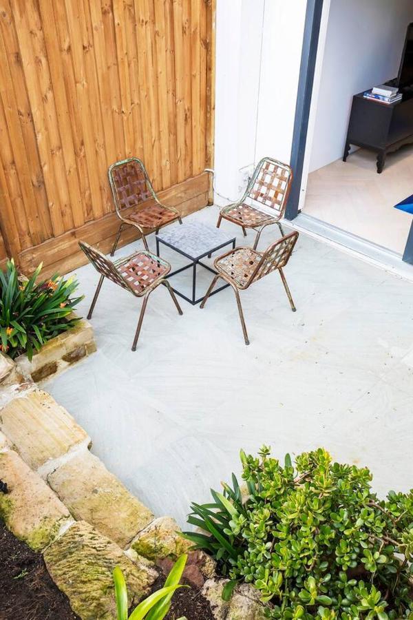 'the Fern' Split-level Oasis With Lush Courtyard Apartment