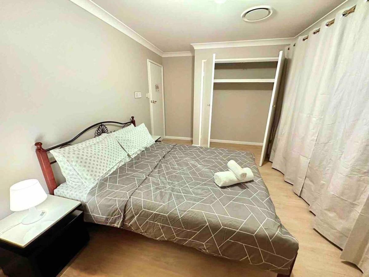 Heated Toilet Seat - Air Conditioning- Hot Tub - Dryer - Electrical Bbq Grill - Pool - Arcade Games At Golden Swan House Holiday home Sydney