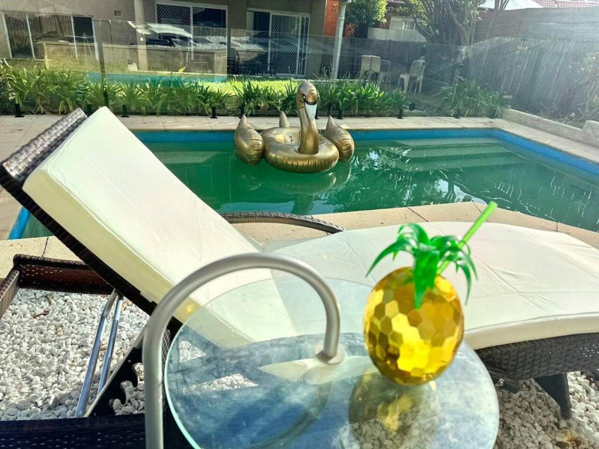 Heated Toilet Seat - Air Conditioning- Hot Tub - Dryer - Electrical Bbq Grill - Pool - Arcade Games At Golden Swan House * Sydney