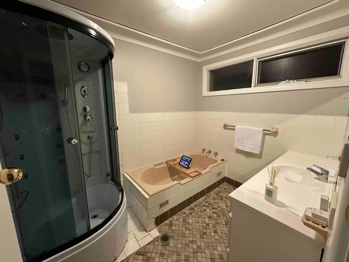 Heated Toilet Seat - Air Conditioning- Hot Tub - Dryer - Electrical Bbq Grill - Pool - Arcade Games At Golden Swan House *