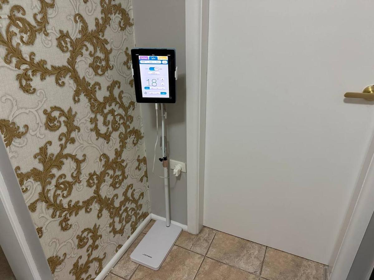 Heated Toilet Seat - Air Conditioning- Hot Tub - Dryer - Electrical Bbq Grill - Pool - Arcade Games At Golden Swan House Holiday home Sydney