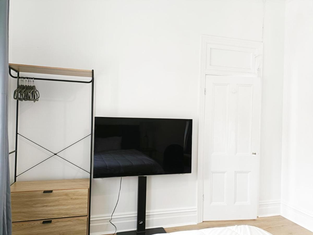 Stylish Queen 1min Walk To Station 5min To 10min To Airport Homestay Sydney