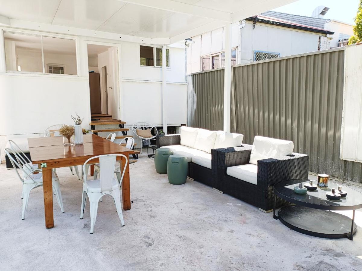 Homestay Beautiful Queen 1min Walk To Station With 60inch Tv