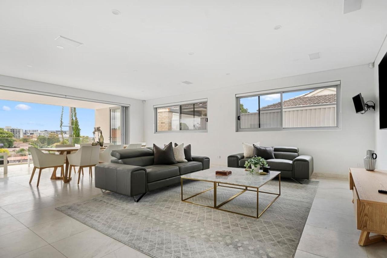 'starlight' A Slice Of The Hollywood Hills In Bexley Villa Sydney
