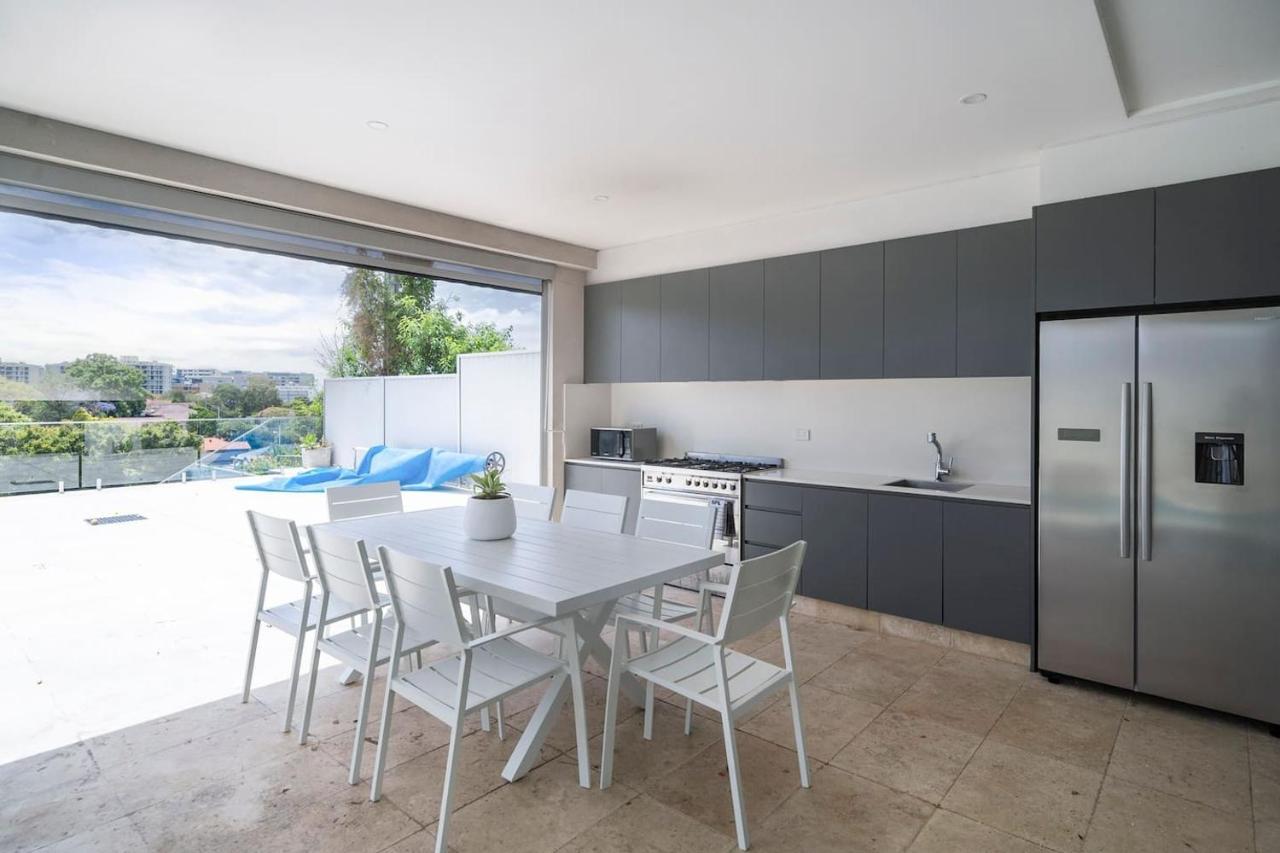 'starlight' A Slice Of The Hollywood Hills In Bexley Villa Sydney