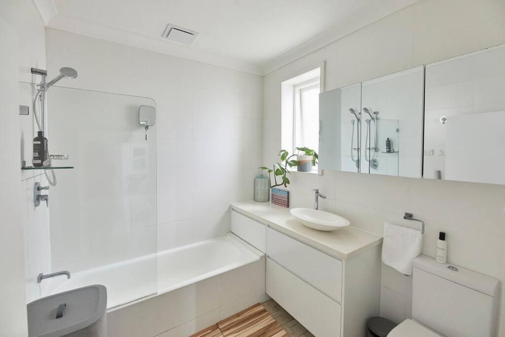 Tamarama Beachfront On Bondi To Bronte Walk Apartment