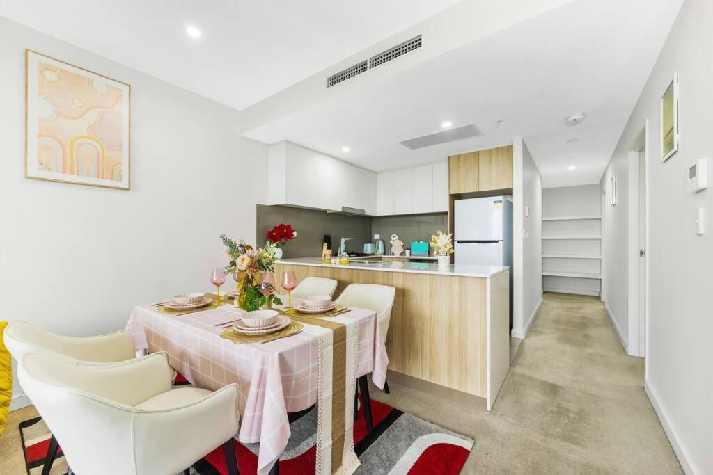 Sky-city 3 Min To Train & Shopping& Everything Apartment Sydney