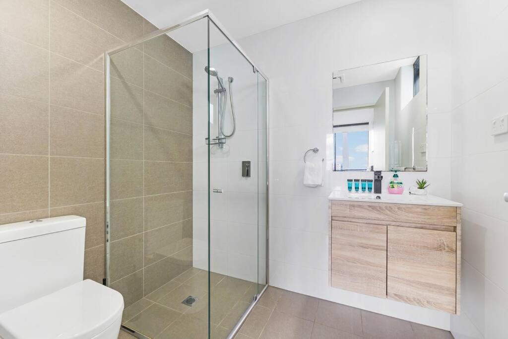Sky-city 3 Min To Train & Shopping& Everything Sydney