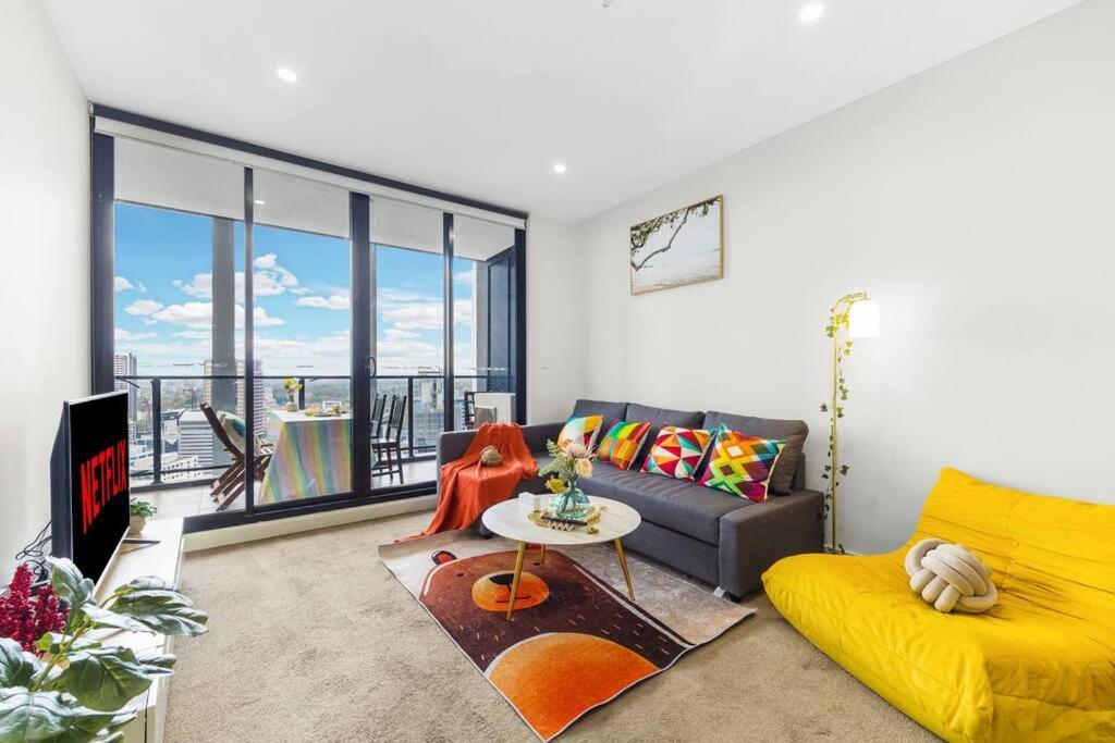 Sky-city 3 Min To Train & Shopping& Everything Apartment
