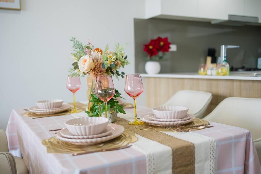 Sky-city 3 Min To Train & Shopping& Everything Apartment Sydney