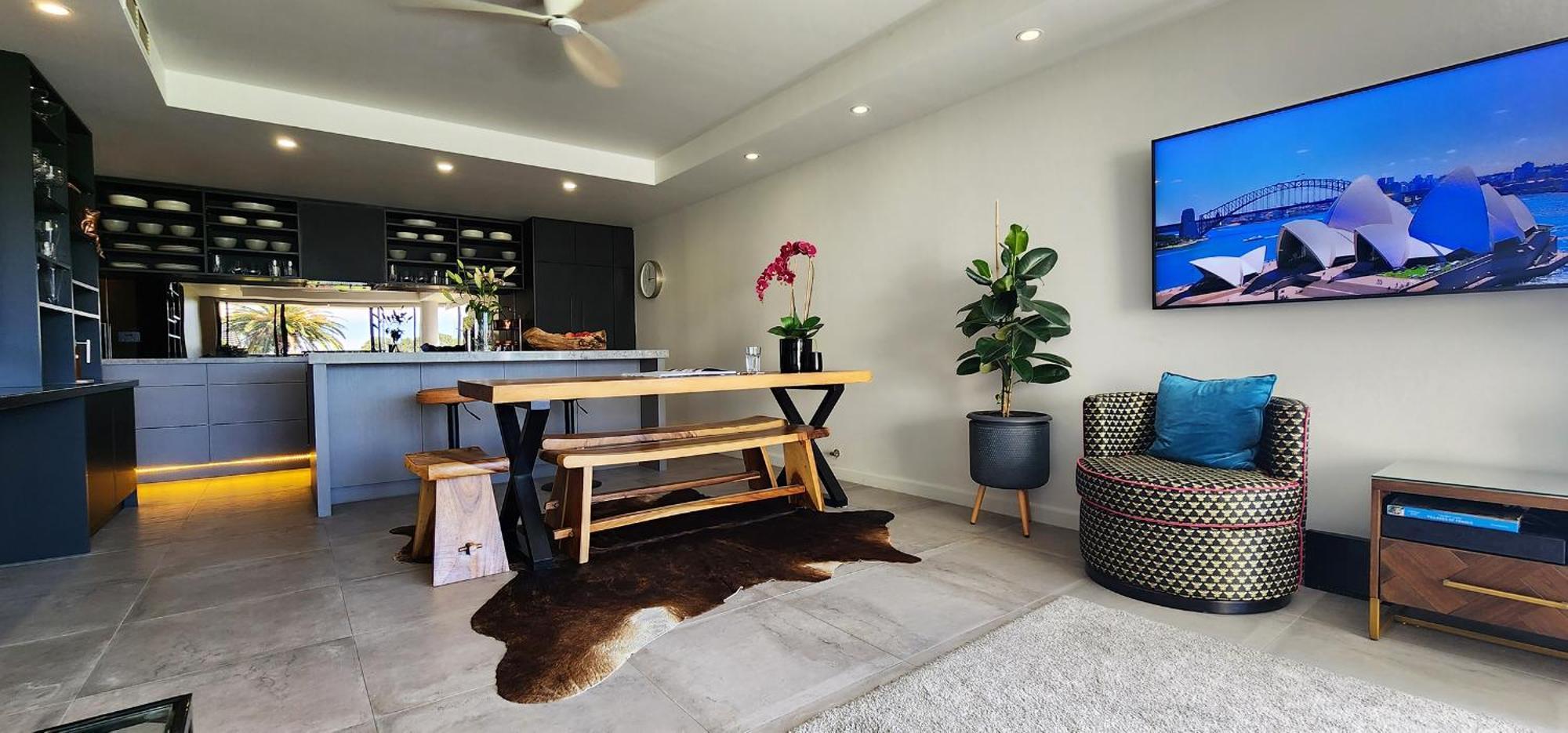 Contemporary Harbourside Apartment *