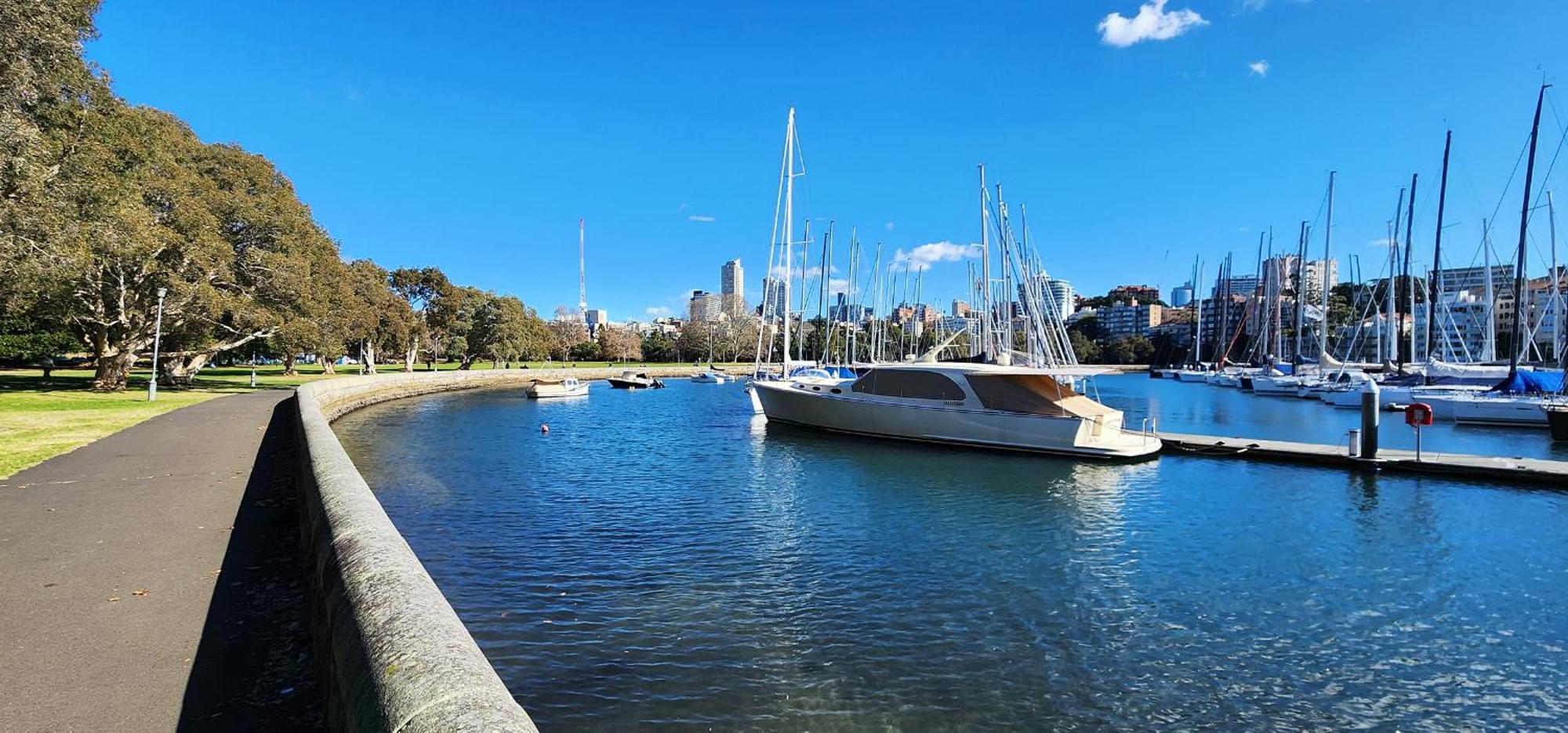 Contemporary Harbourside Apartment *