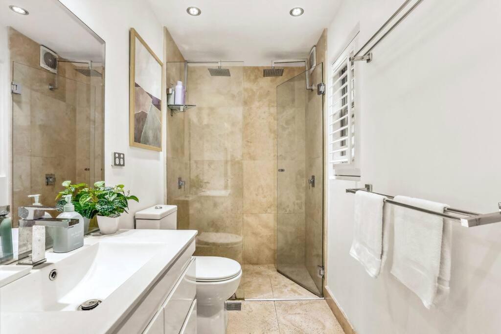 Rare 3bd Terrace - Mins Walk To Cbd Apartment Sydney