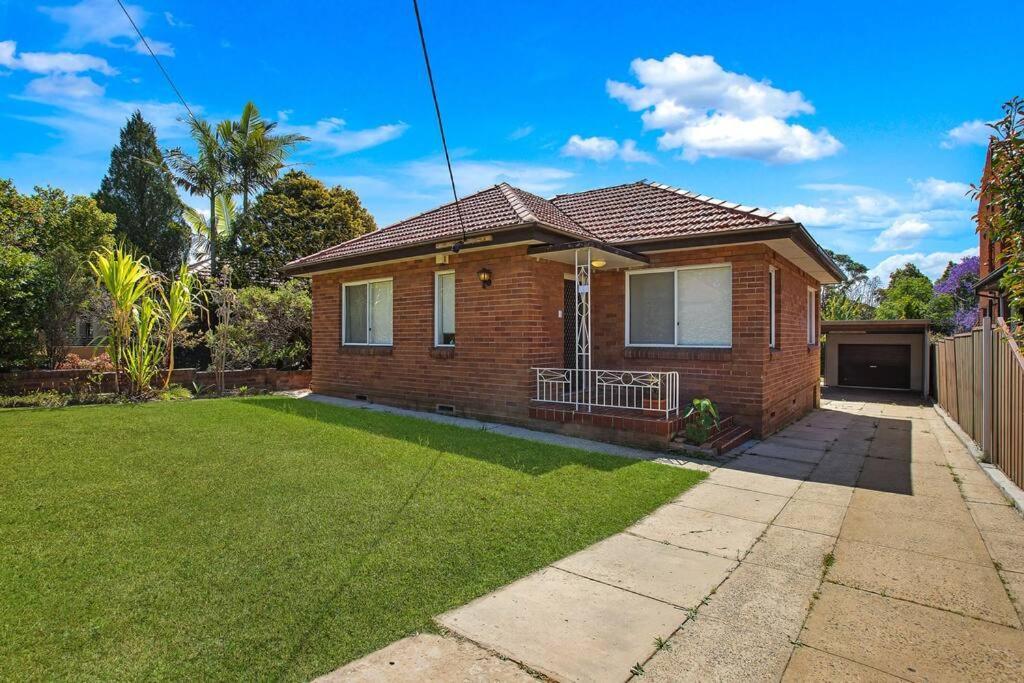 Comfy Family @ Kingsgrove Sleeps 7 With 2 Bathrooms & Parking *