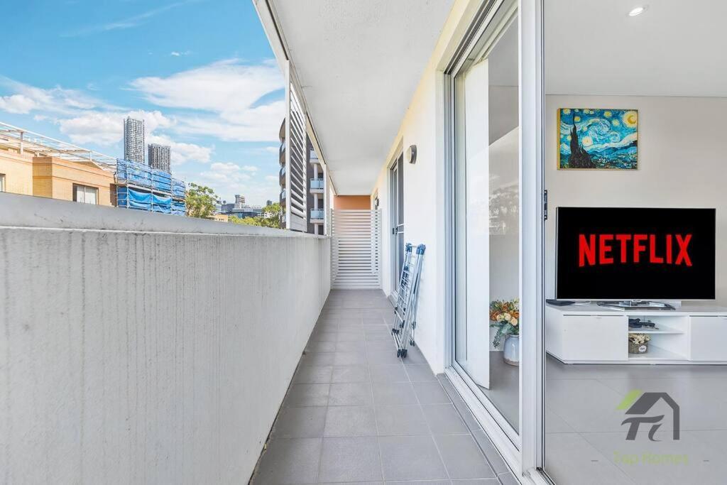 Gogh's In Parramatta Apartment