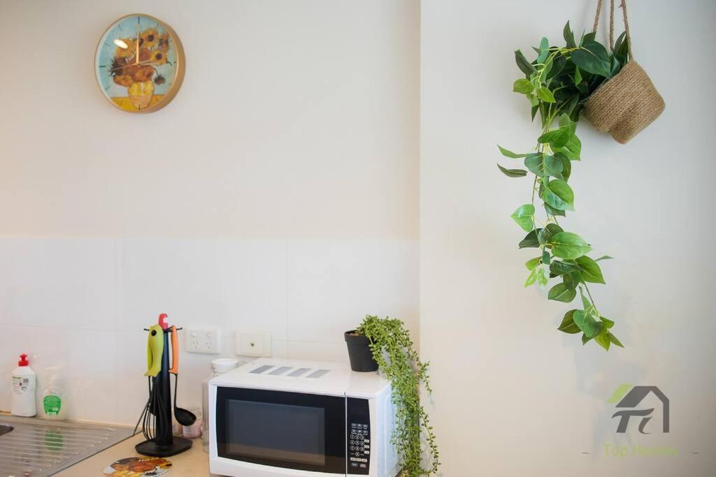 Gogh's In Parramatta Apartment *