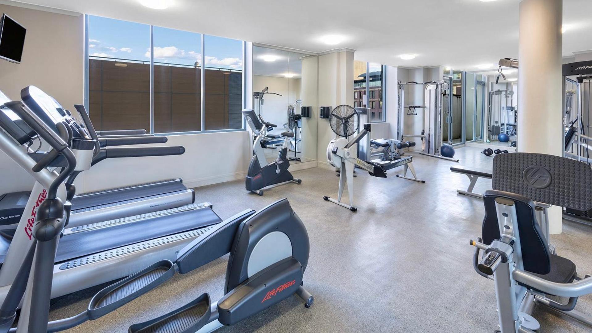 Apartment Vintage Charm 3br Abode - Views, Parking, Gym, Pool Sydney