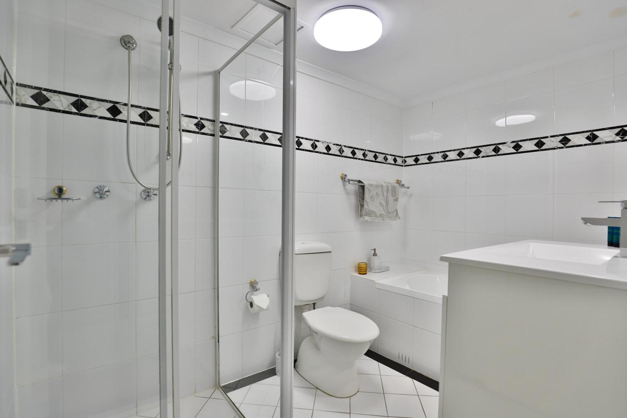 Apartment Vintage Charm 3br Abode - Views, Parking, Gym, Pool *