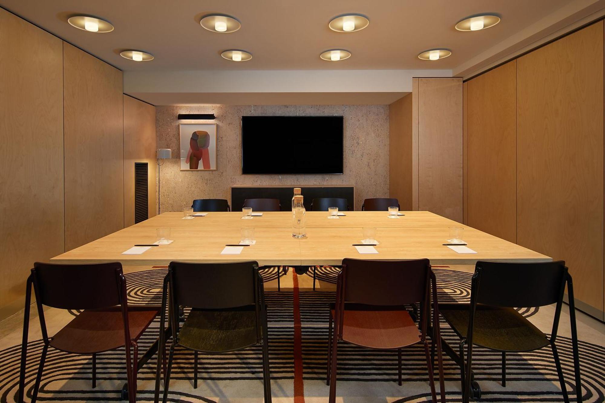 Hotel Moxy Airport 4*