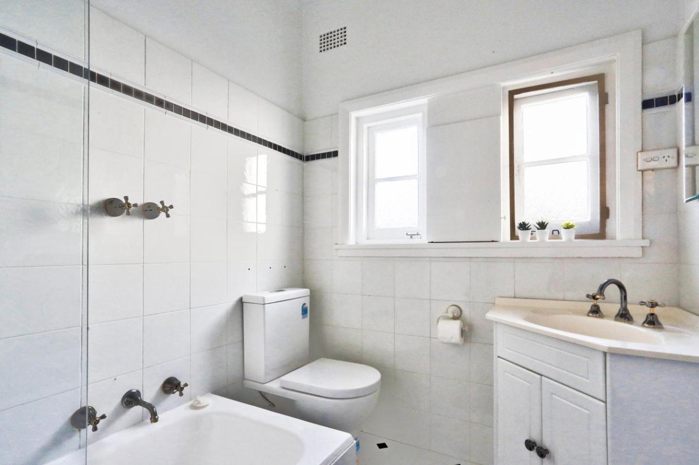 Spacious 3 Bedroom On The Edge Of Downtown Herford St 2 E-bikes Included Holiday home *