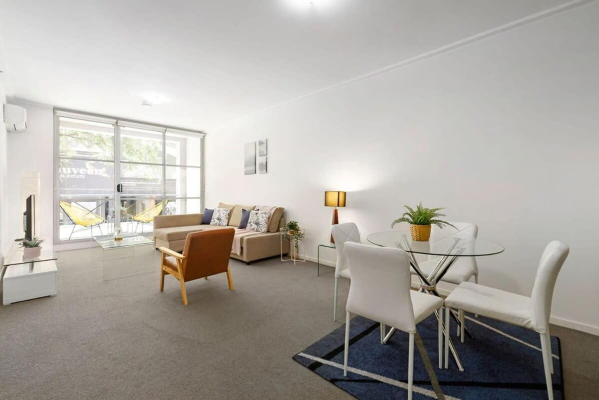 A Modern & Cozy Next To Darling Harbour Apartment