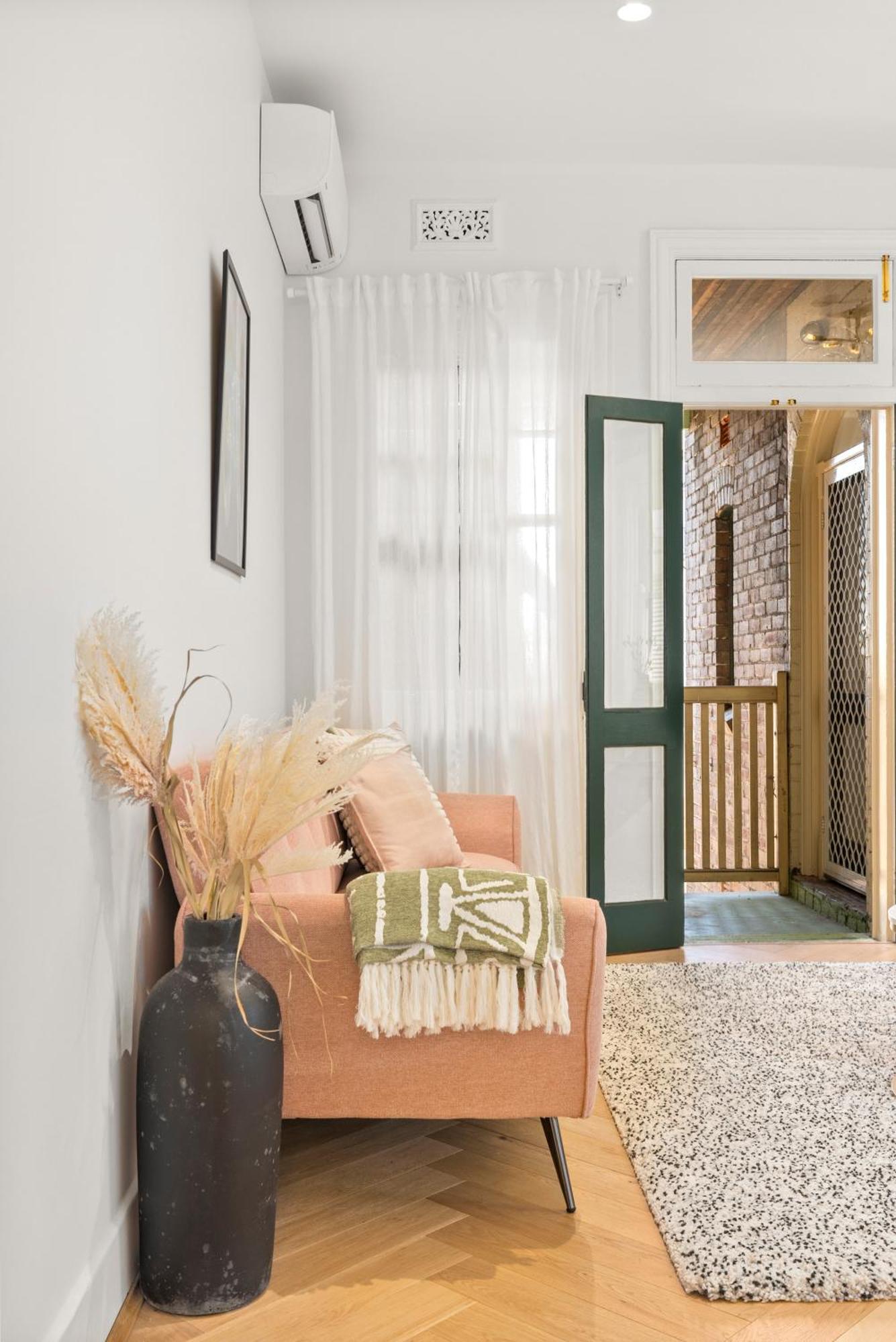 Family Friendly 2br W/seaview Balcony Apartment *
