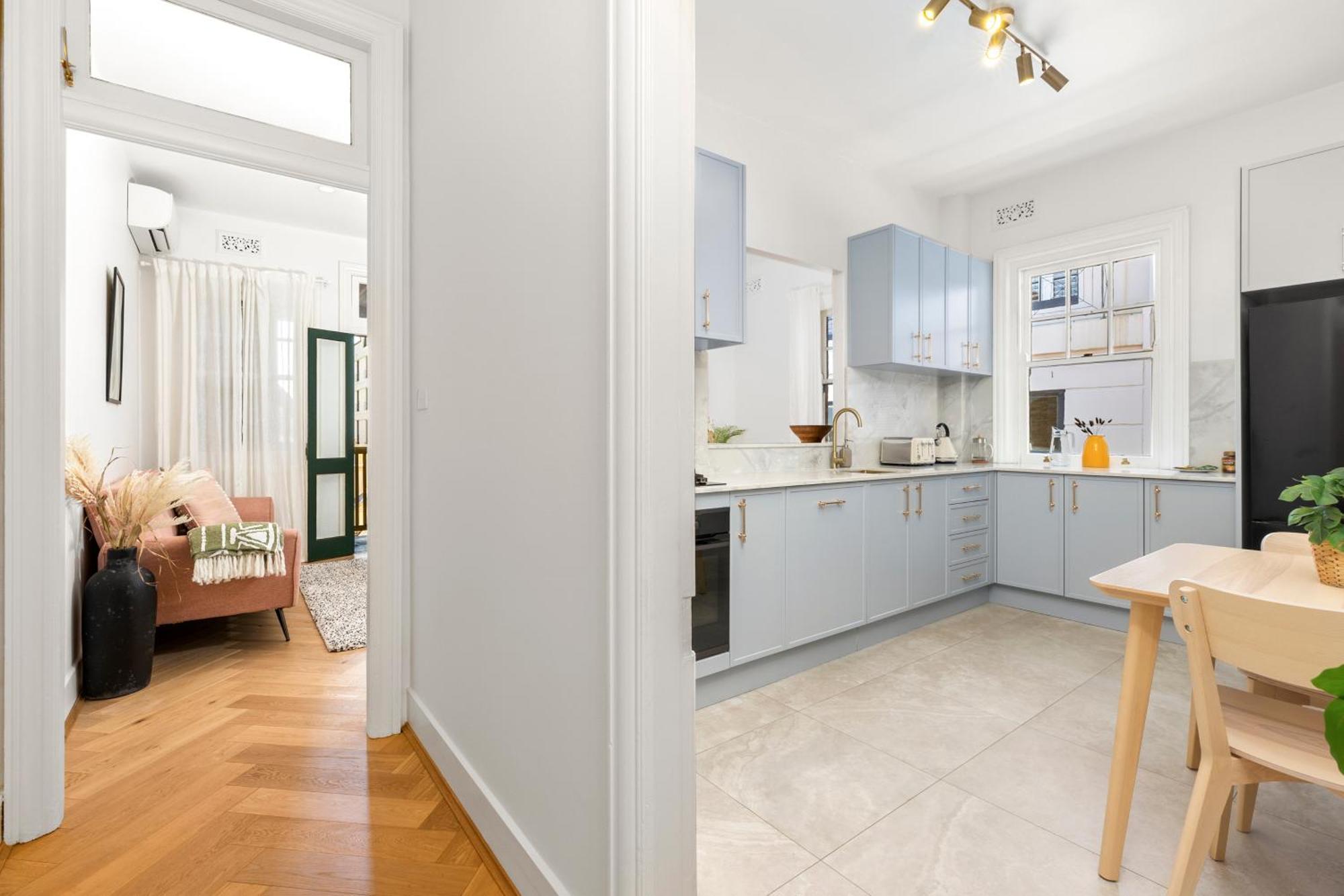 Family Friendly 2br W/seaview Balcony Apartment Sydney