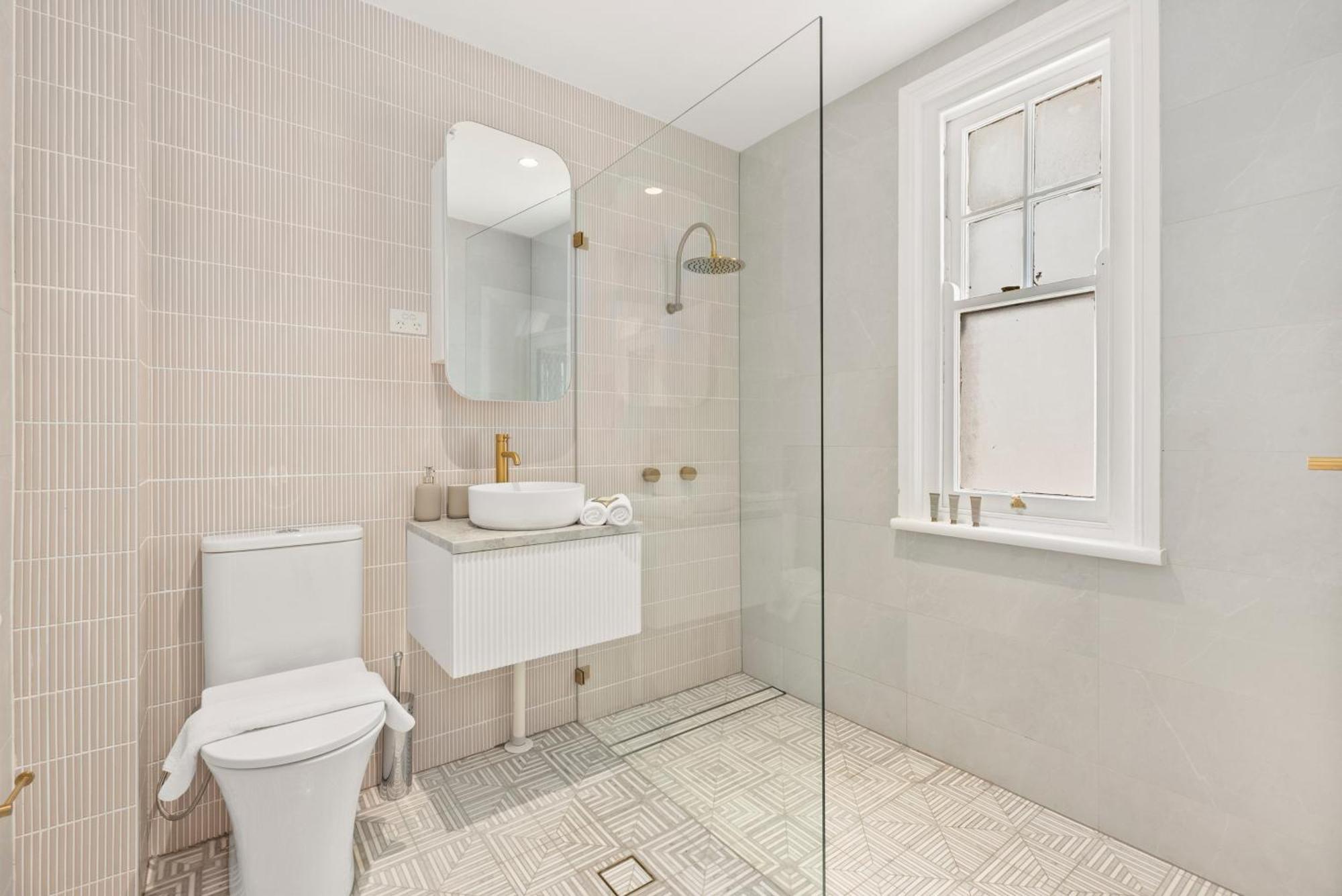 Family Friendly 2br W/seaview Balcony * Sydney