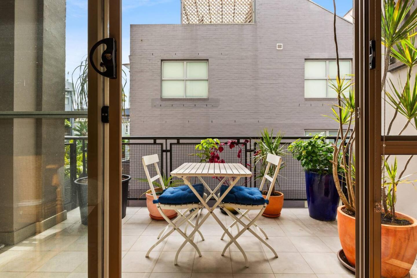 'laube 105' Modern Inner-city Sanctuary With Balcony Apartment *